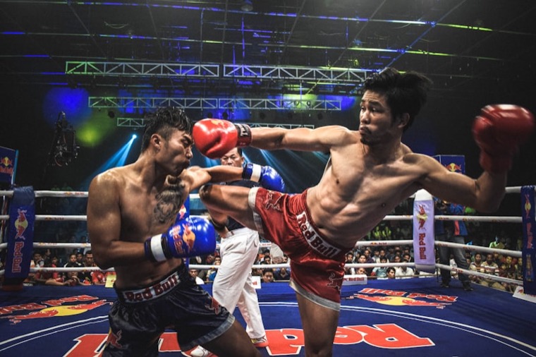 Cours de Boxe Thaï à Seichamps : coup de pied retourné sur un ring de muay-thaï