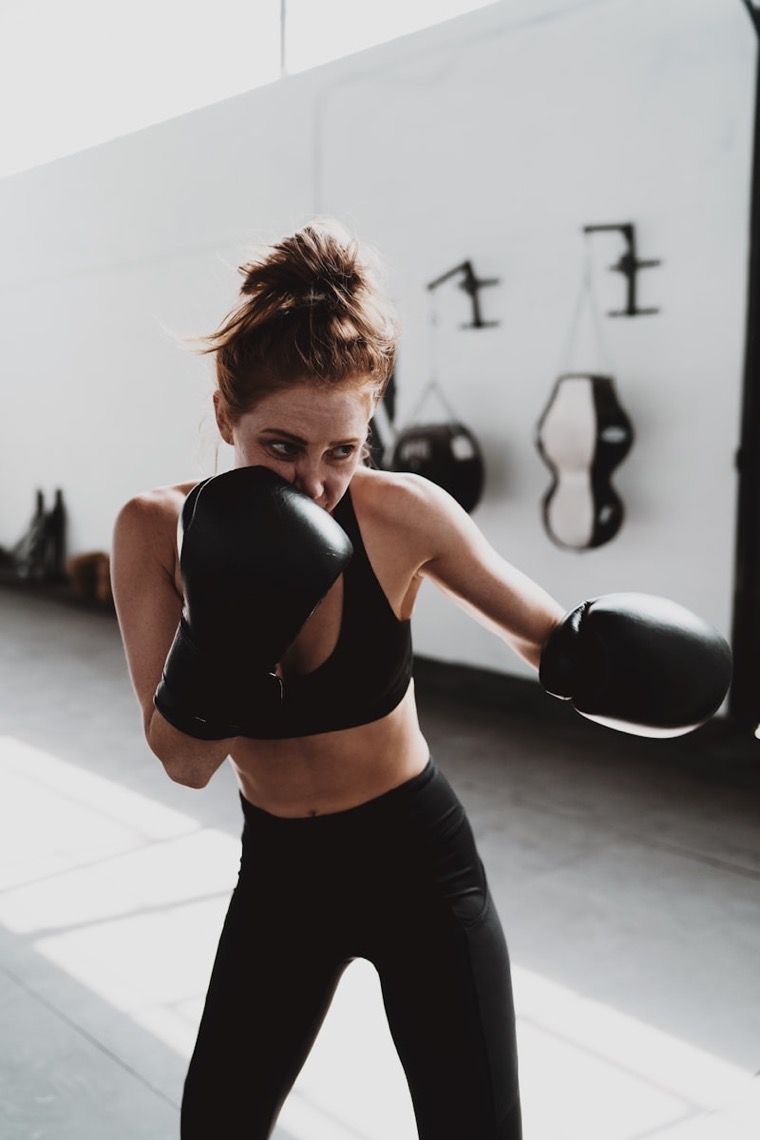 Cours 100% féminin à Seichamps : femme en garde avec gants de boxe
