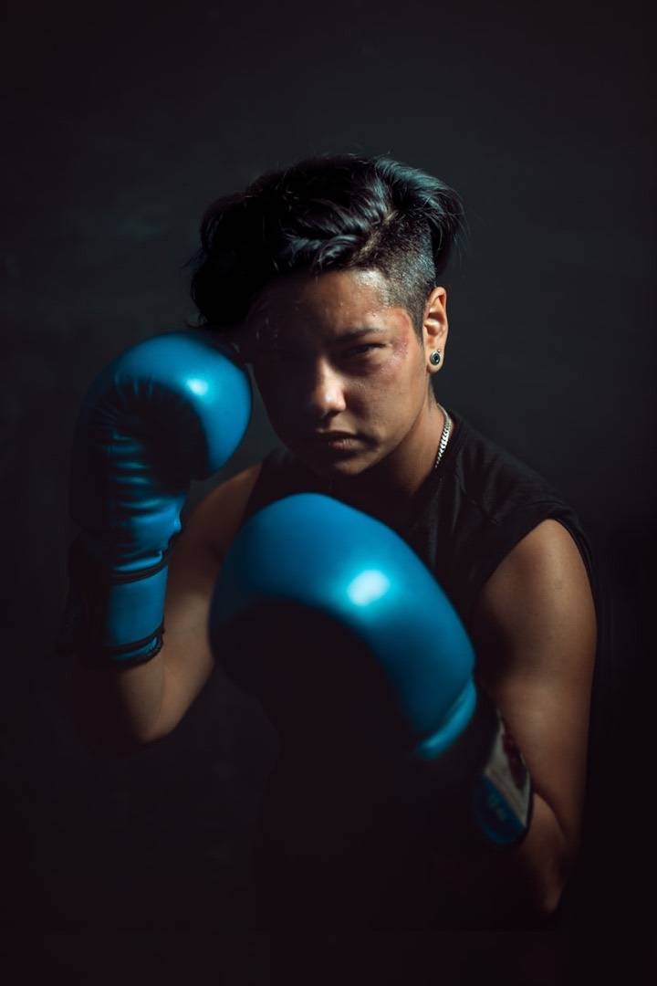 Développement physique et mental à L'Atelier du Combat, Seichamps : athlète concentré en garde, gants de boxe